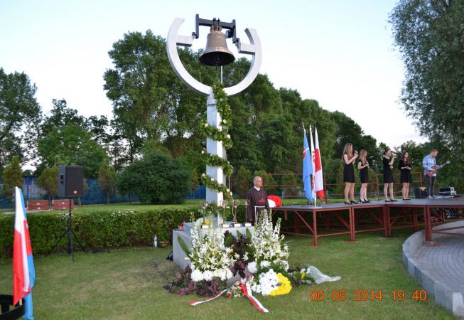 dzwon Ksiądz Jerzy na dzwonnicy w Rumi przy rondzie Jana Pawła II